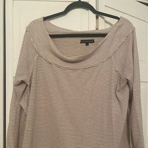 Súper soft cozy off shoulder light weight sweater perfect for Spring!